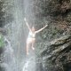 96- Aline sous la cascade 